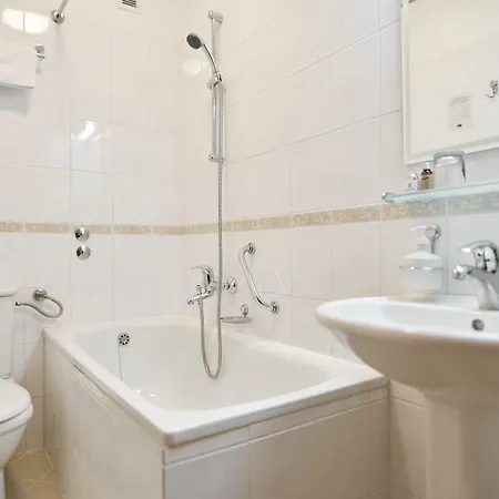 Hotel Lovran 호텔 로브란